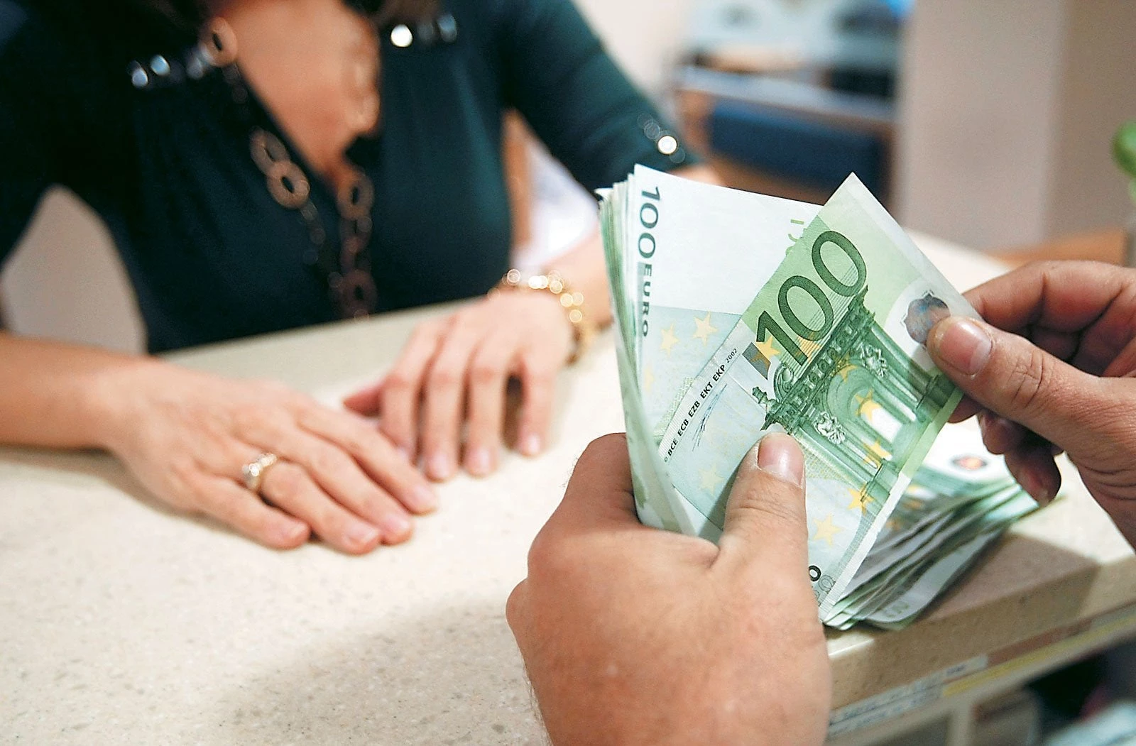 «Ξέχασε» να δηλώσει το θάνατο της μητέρας της και έπαιρνε κανονικά τη σύνταξή της για 9 χρόνια – Τώρα είναι στα χέρια της δικαιοσύνης